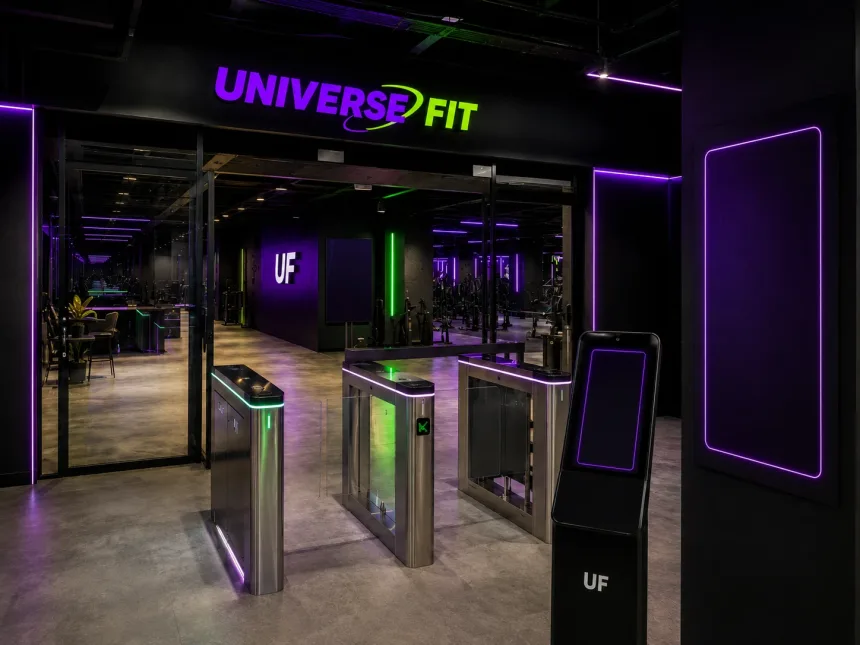 Acceso principal con tornos y señalética de Universe Fit